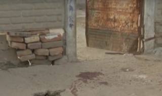 sangre en la puerta de la vivienda allanada